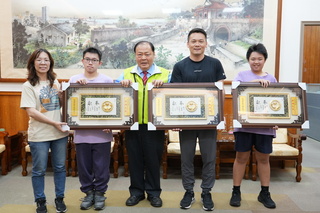 澎湖選手特殊奧運奪牌 陳光復頒贈賀匾