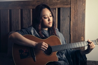 家家推新歌 方大同讚歌中「自彈吉他聲」很有感覺