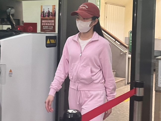YouTuber家寧與家人涉逃漏稅列報告 4人獲交保 | 華視新聞