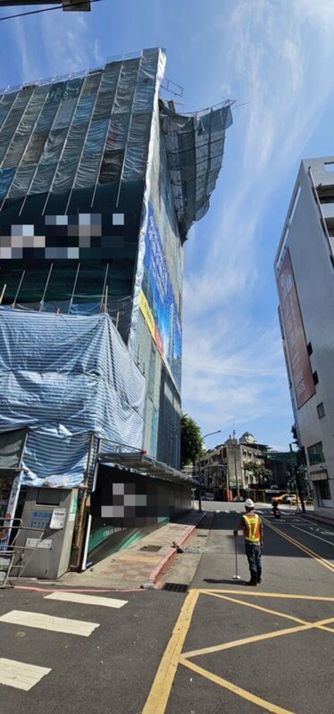 北市士林區建案鷹架掉落 砸損1車幸無人傷 | 華視新聞