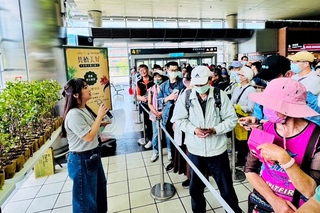 高鐵響應世界地球日  桃園站送出1200株樹苗