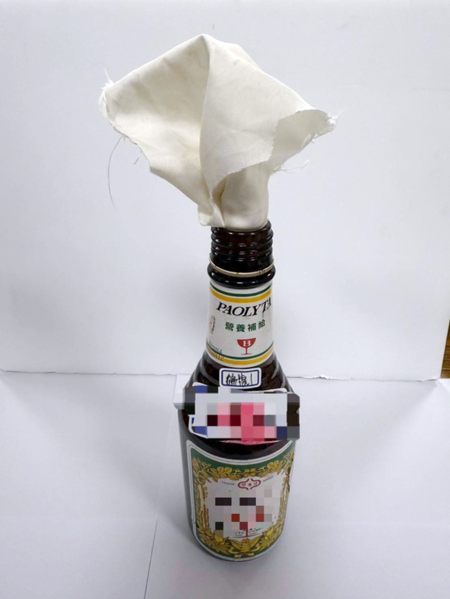 竹縣男疑不滿酒駕遭查  持油闖警所喊放火被制伏 | 華視新聞