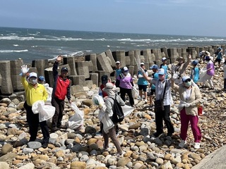 地球日苗栗淨灘  林保署偕在地清出逾百公斤海廢