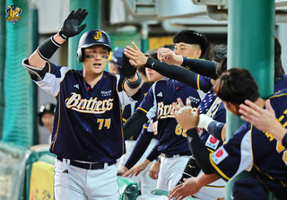 許基宏單場4安轟雙響砲 4打點助兄弟擊退獅