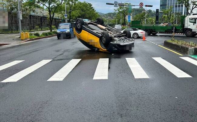 北市計程車轉彎撞分隔島翻車幸無人傷 警排除酒駕 | 華視新聞