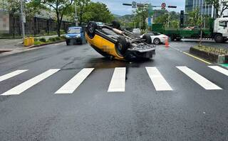 北市計程車轉彎撞分隔島翻車幸無人傷 警排除酒駕