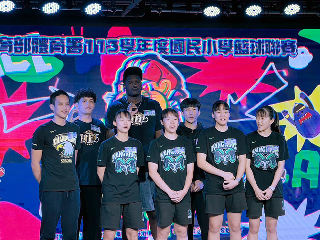 國小籃球聯賽  政大林恩宇勉勵小球員勇於挑戰 | 華視新聞