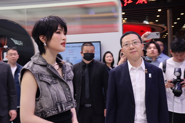 上海車展智慧駕駛宣傳轉低調 姚安娜現身引騷動 | 華視新聞