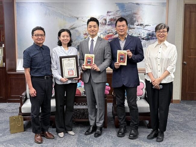 金翎翻譯臺灣漫遊錄獲獎 蔣萬安頒30萬元獎金 | 華視新聞