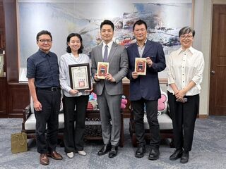 金翎翻譯臺灣漫遊錄獲獎 蔣萬安頒30萬元獎金