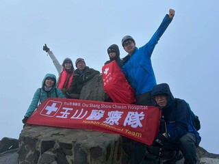 玉山醫療隊藥師及時拉住背包 驚險救回險墜崖女山友