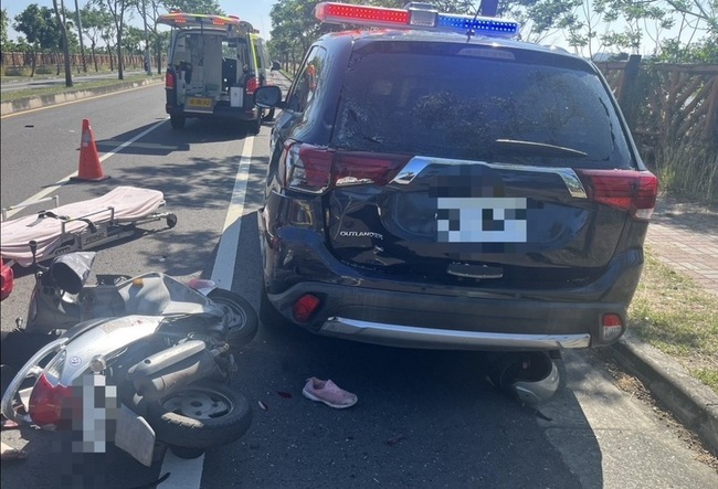台南7旬婦騎車疑自撞路邊執勤警車 送醫不治 | 華視新聞