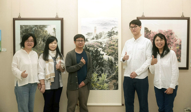 華梵熟齡母子檔學生  創新共學辦書畫展 | 華視新聞