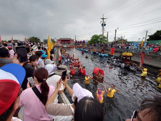 嘉縣布袋獨特信仰神轎衝水路迎客王 信眾熱情參與