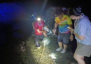 屏東枋山野溪探秘境  車卡溪中警救援