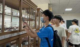 中一中解封日治骨董物理實驗儀器 師生一窺科學軌跡