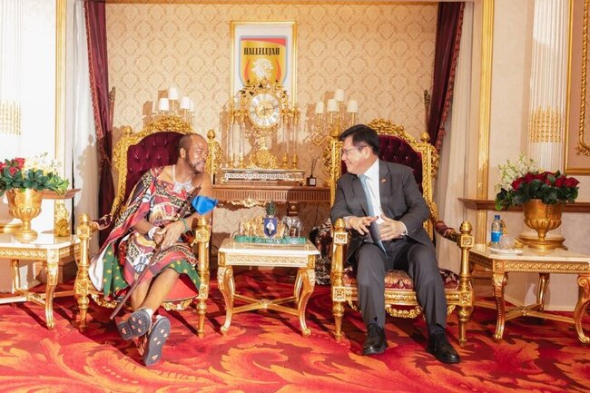 林佳龍晉見史瓦帝尼國王 準備4頭牛當生日賀禮 | 華視新聞