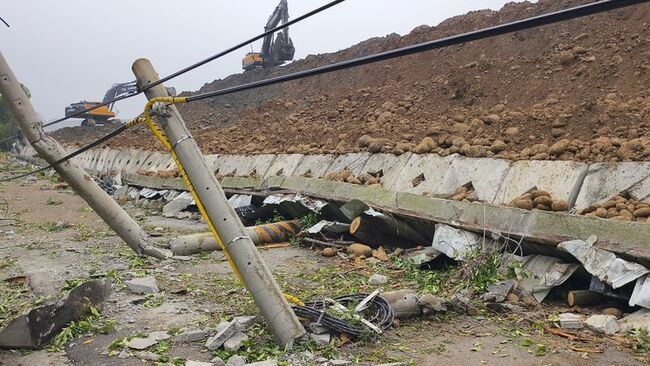 三義大雨沖刷 砂石場圍籬倒塌壓毀電桿停電 | 華視新聞