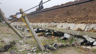 三義大雨沖刷 砂石場圍籬倒塌壓毀電桿停電