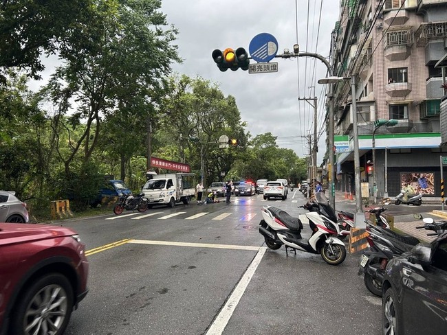 新店重機騎士疑路口閃黃燈未禮讓 6旬行人遭撞 | 華視新聞