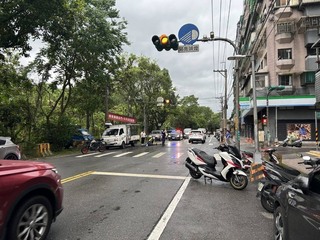 新店重機騎士疑路口閃黃燈未禮讓 6旬行人遭撞