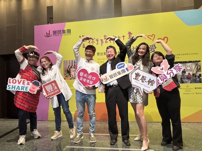 藝術陪伴助偏鄉  竹縣桃山國小生微笑畫希望起點 | 華視新聞