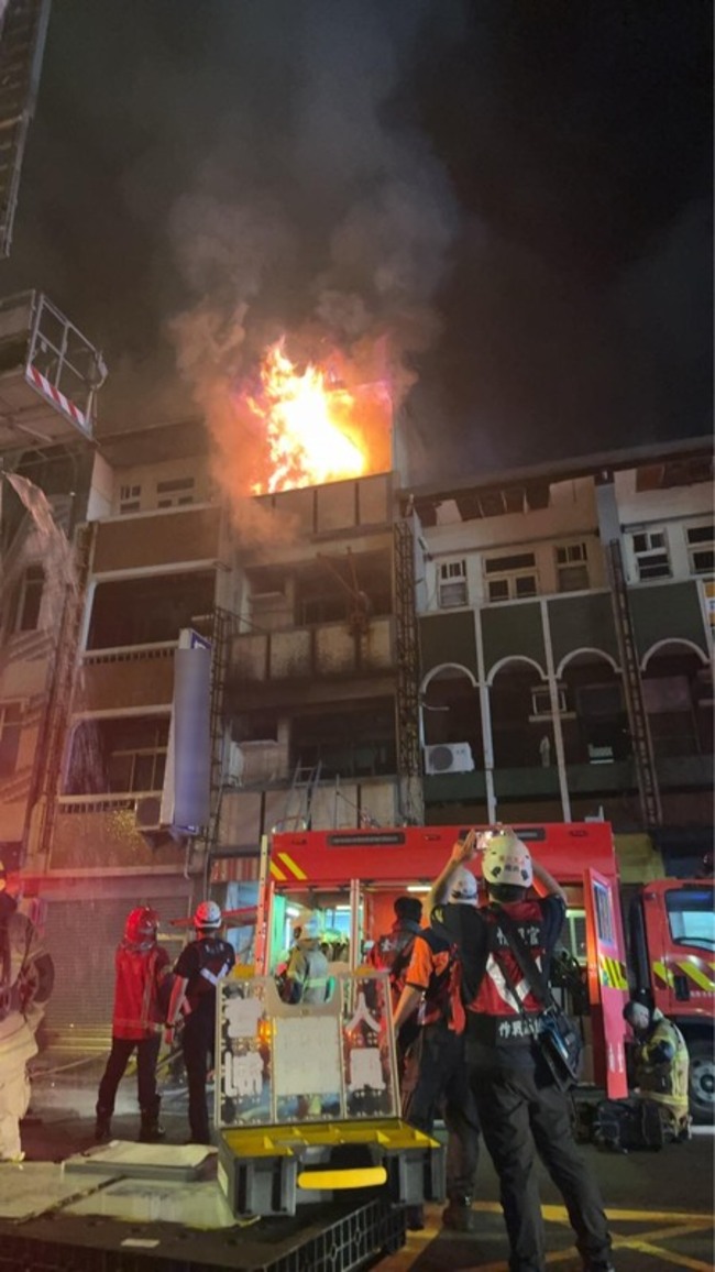 台南北區香鋪凌晨火警 屋內夫妻燒燙傷送醫不治 | 華視新聞