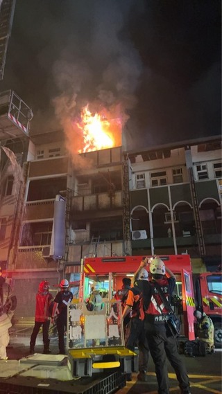 台南北區香鋪凌晨火警 屋內夫妻燒燙傷送醫不治