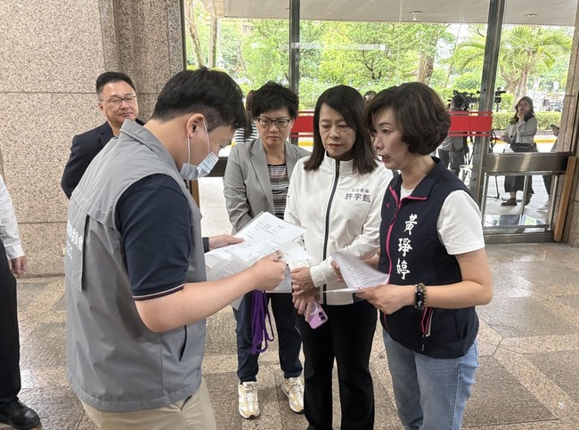 控司法干預罷免 藍議員代領罷免陳俊宇二階連署表格 | 華視新聞