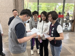 控司法干預罷免 藍議員代領罷免陳俊宇二階連署表格