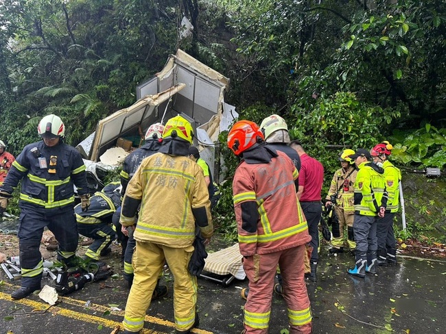 瑞芳台62線小貨車自撞翻落地面 駕駛送醫急救 | 華視新聞
