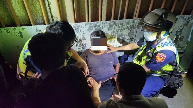 屏東女車內遭失風竊賊挾持幸掙脫 警逮人送辦 | 華視新聞