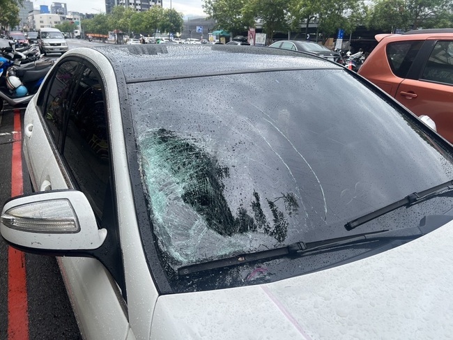 台中婦走人行道遭撞不治  肇事男涉過失致死法辦 | 華視新聞