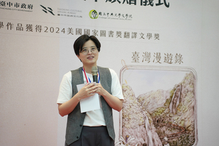 楊双子興大獲頒台中榮譽獎章 憶校園8年助寫作