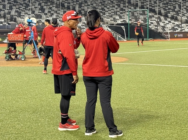 龍得點圈打擊率僅贏悍將 克魯茲助外角球適應力 | 華視新聞