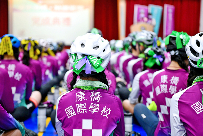 康橋單車環台遭撞  師生繫紫緞帶見證返新店終點 | 華視新聞
