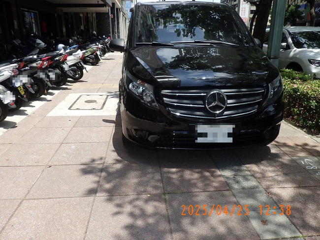 高雄接遺體禮車違停遭拖吊 警：難辨別依法移置 | 華視新聞