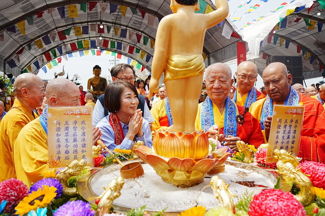 屏東妙光禪寺浴佛大典 多元宗教團體共慶佛誕節 | 華視新聞