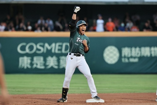 王柏融清壘二壘打助雄鷹搶勝：終於對球隊有貢獻 | 華視新聞