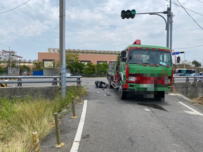 高雄大貨車左轉與直行機車碰撞釀死 司機遭法辦 | 華視新聞