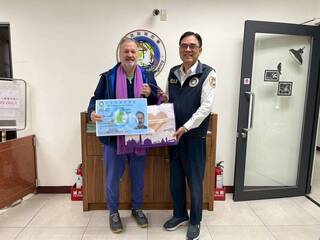 東海大學法籍教師深愛台灣 獲頒永久居留證