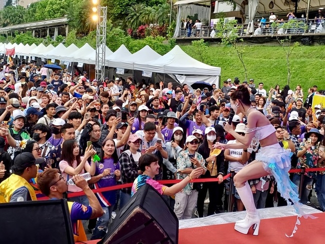 新北碧潭辦潑水節 上千泰國移工與新住民參與 | 華視新聞