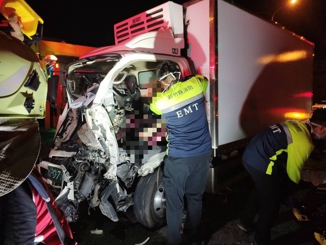 竹北西濱小貨車追撞皮卡車釀3車損  1傷1命危 | 華視新聞