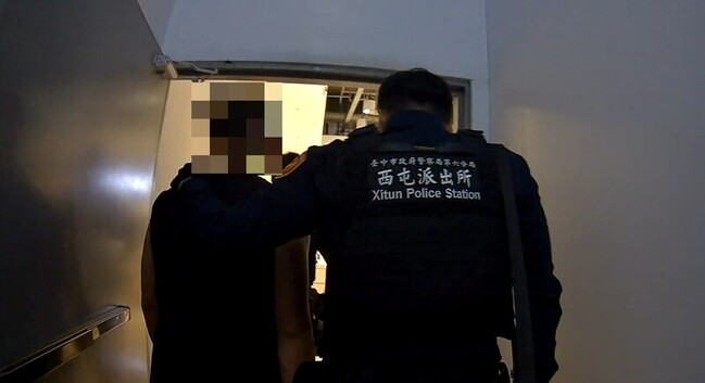 台中男疑躲賣場女廁偷拍 警查扣手機擴大追查 | 華視新聞