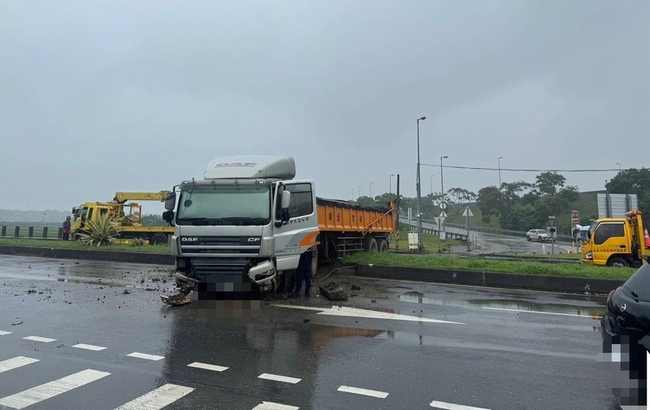 竹南大貨車疑煞車失靈 下匝道直衝自撞分隔島 | 華視新聞