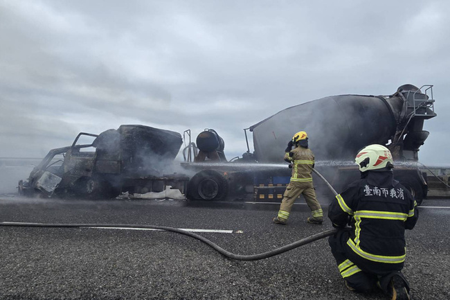 台61線七股段4車事故 疑攪拌車追撞工程車釀2死 | 華視新聞