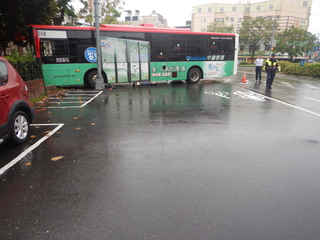 台中公車疑天雨路滑自撞  乘客虛驚未受傷