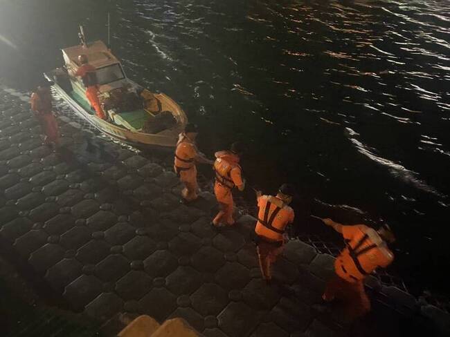 澎湖夜釣失聯  船長海上漂流24小時獲救 | 華視新聞