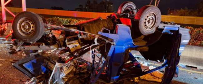 國道中山高彰化段小貨車撞聯結車 駕駛命危送醫 | 華視新聞