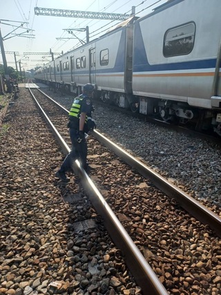 桃園老婦不明原因闖平交道  遭台鐵列車撞擊亡